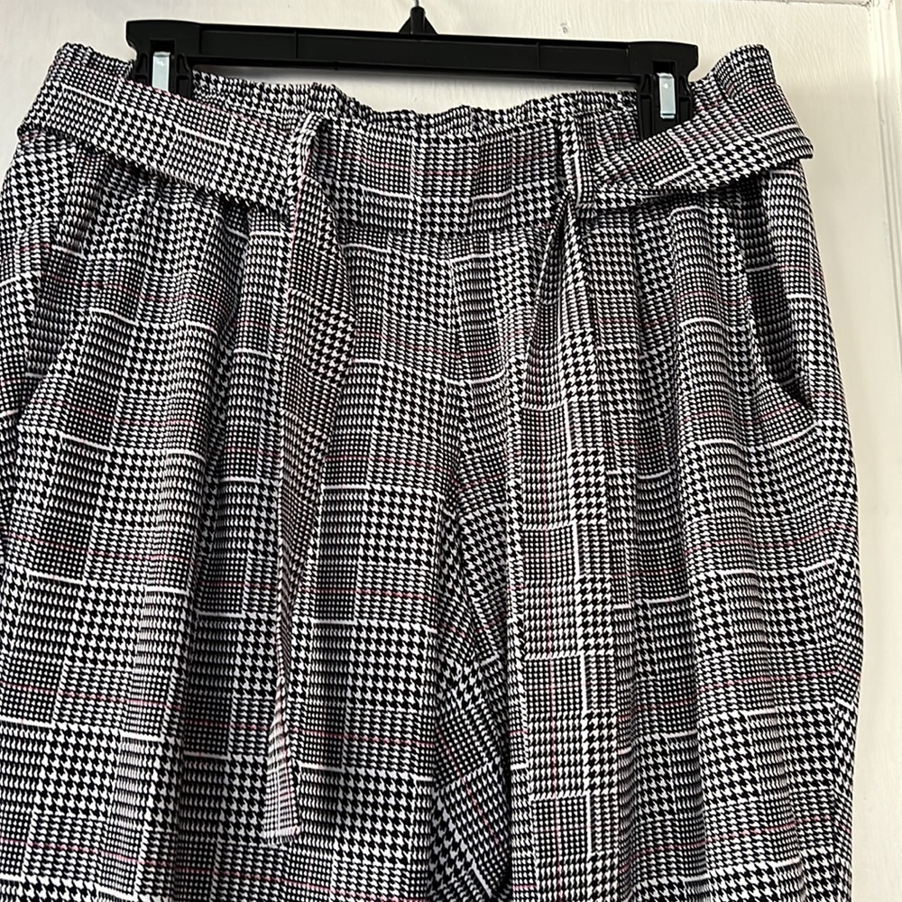 Torrid 00 pants, herringbone plaid, elastic waist, cuffed hem. Work, play, relax - Picture 2 of 8
